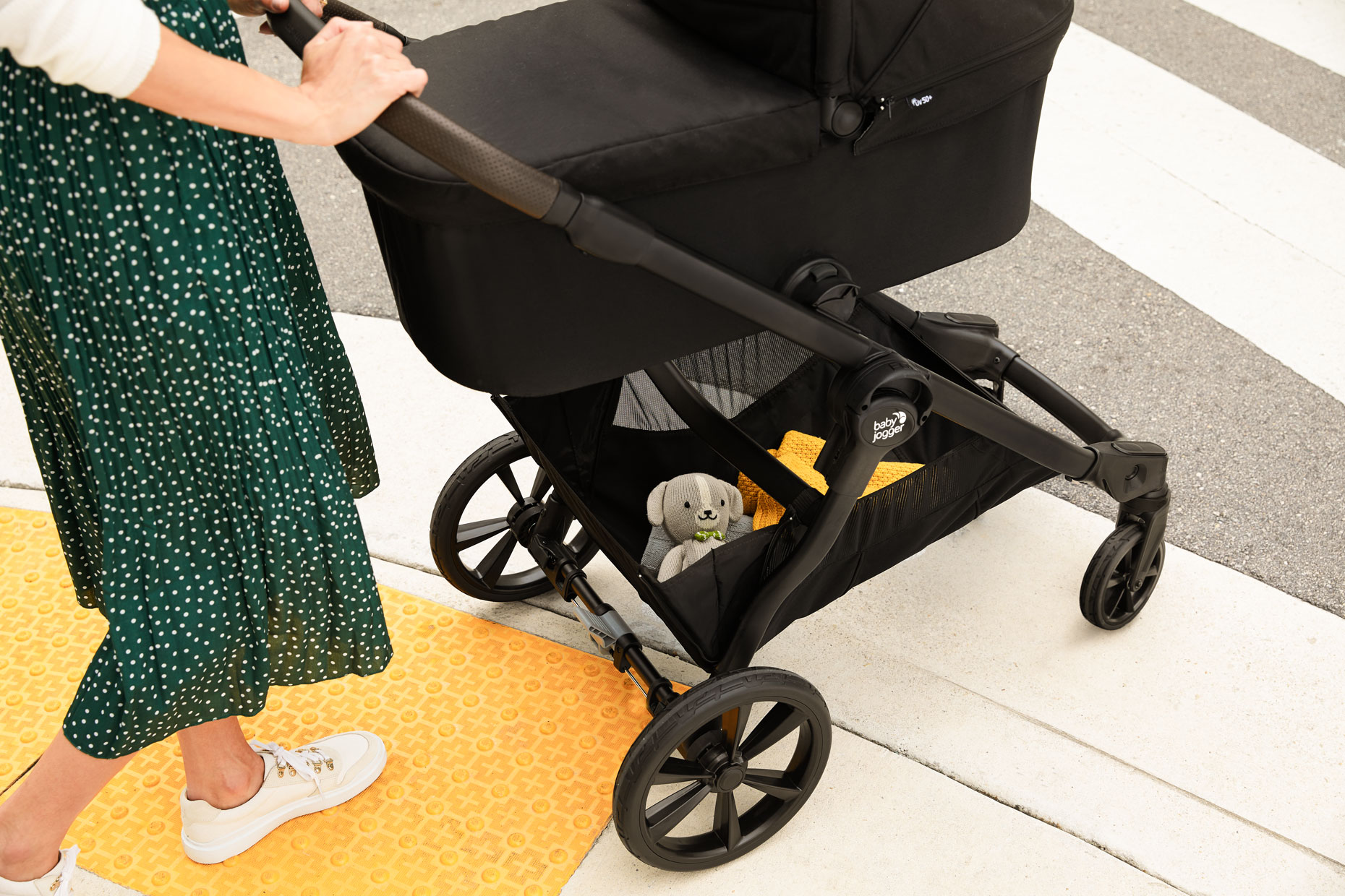 BBJ_CITY_SELECT_2_Lunar_Black_Pram_Mode_Large_Basket_Lifestyle_040