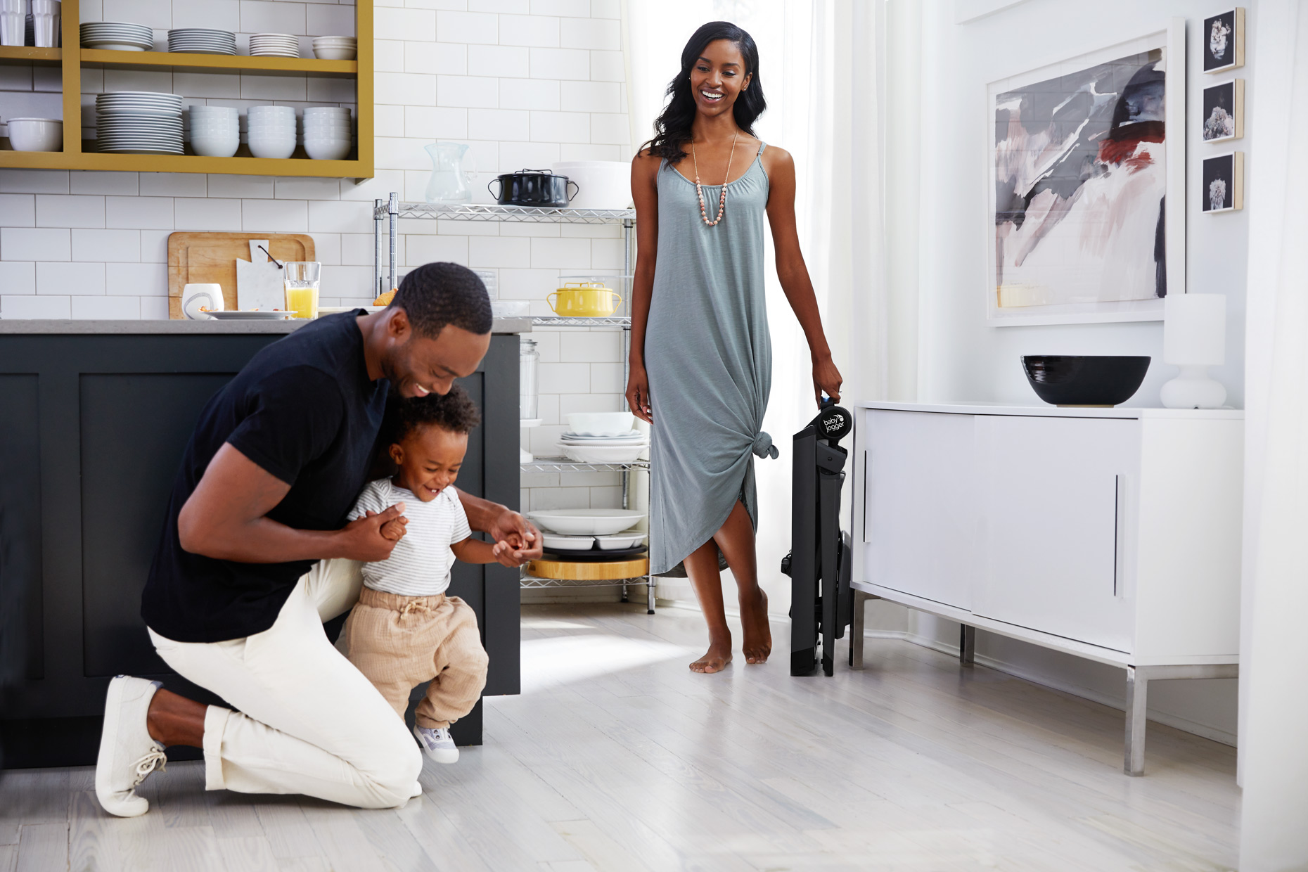 BabyJogger_BBJ_City-Bistro_Family-shot_highchair-folded_4222_Dad-and-Kid
