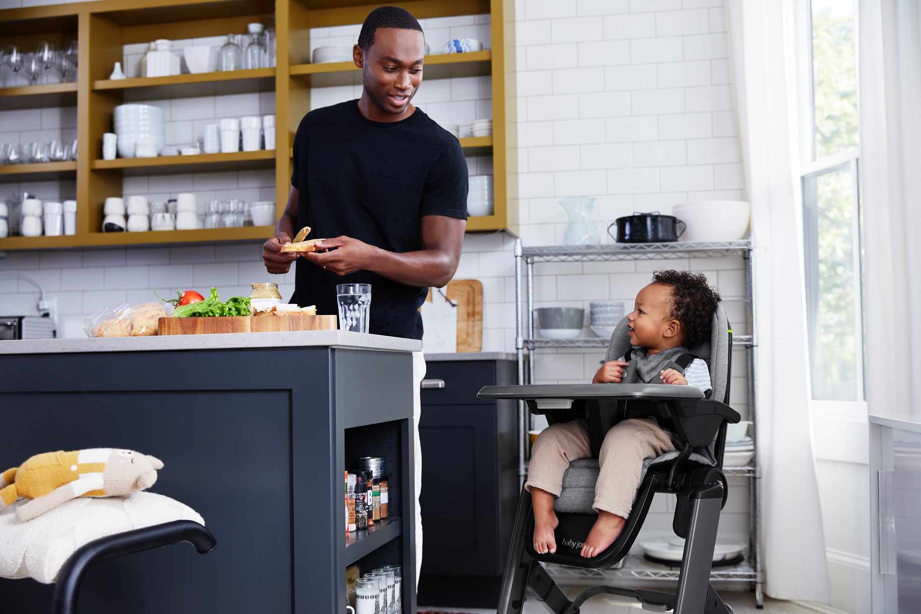 BabyJogger_BBJ_City-Bistro_child-in-chair_family-present_4671