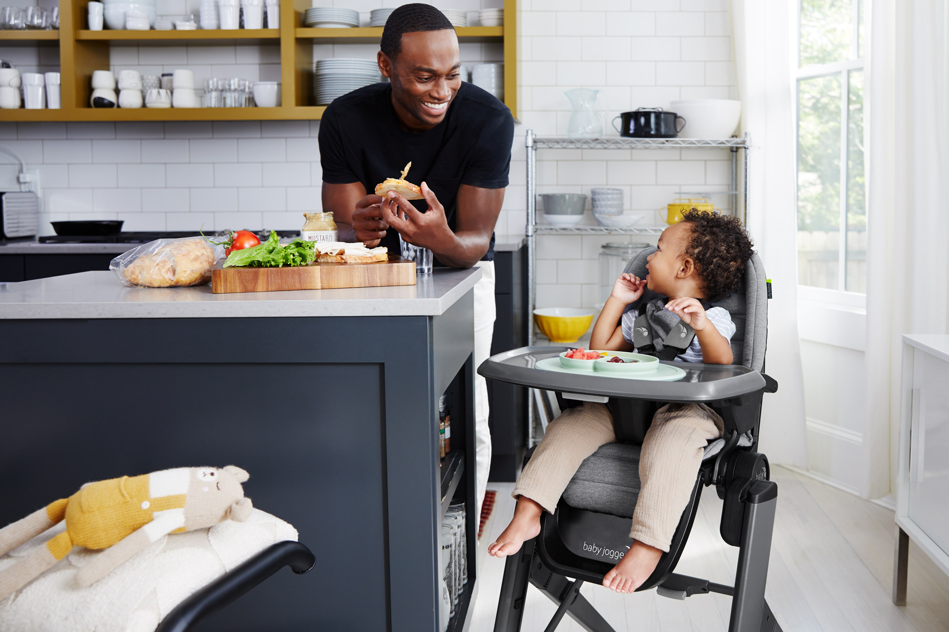 BabyJogger_BBJ_City-Bistro_close-up-of-child-eating-in-chair_4727