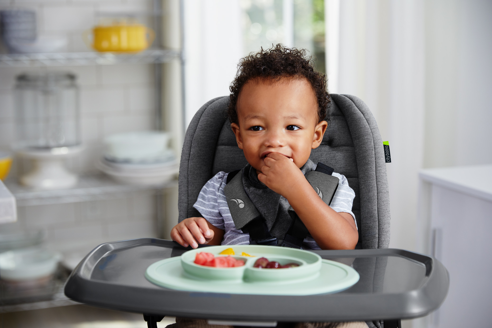 BabyJogger_BBJ_City-Bistro_close-up-of-child-eating-in-chair_4816